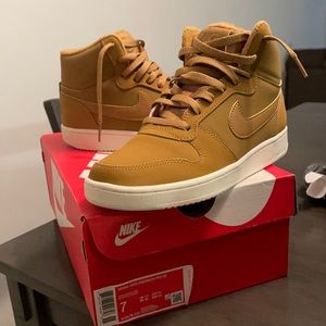 Woman’s Nike EBERNON tan/ gold brown… size 7